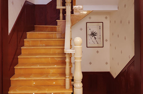 坡头镇中式别墅室内汉白玉石楼梯的定制安装装饰效果